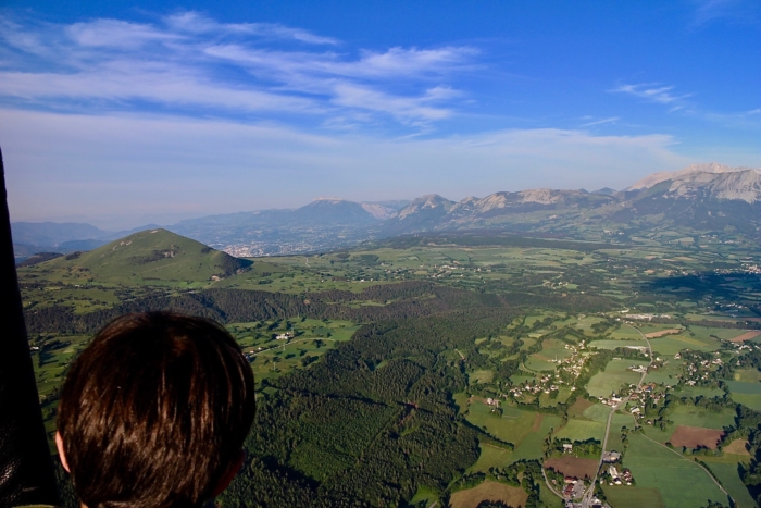 Enfant admiratif à bord de la Montgolfière