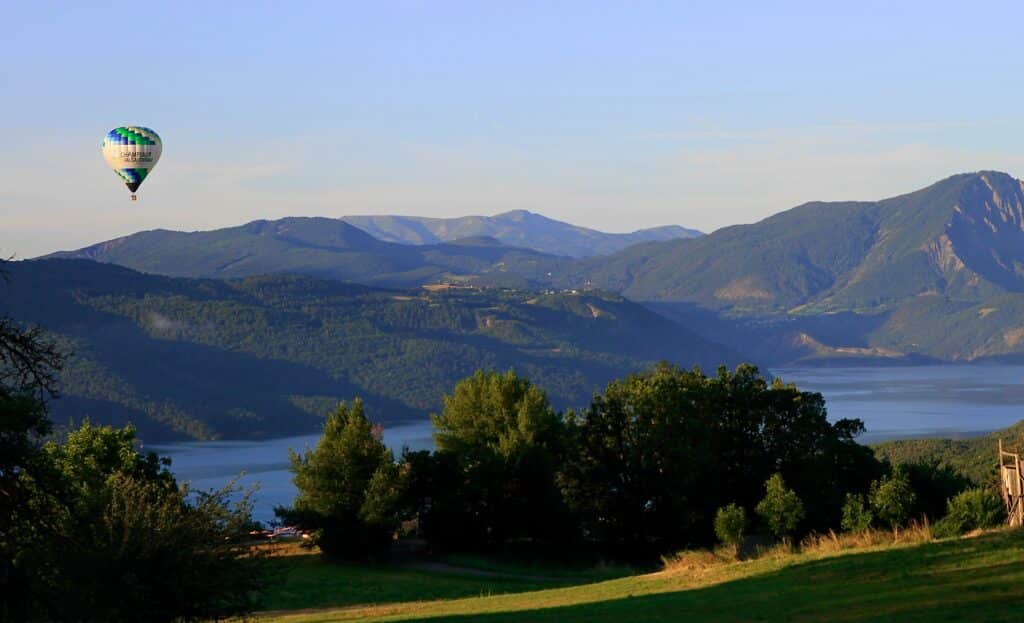 Montgolfière aux abords du lac de Serre Ponçon