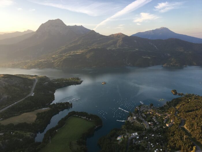 Panorama plongeant sur le lac de Serre-Ponçon, face au Grand Morgon, alpes du sud