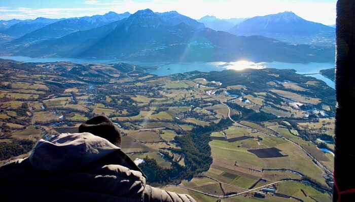 Profitez d'un vol privé en Montgolfière et de l'exclusivité de la vue sur le lac de Serre-Ponçon