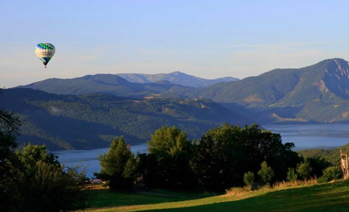 Montgolfière en vol, vue sur le lac de Serre-Ponçon