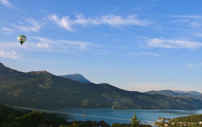 La Montgolfière dans le ciel de Serre-Ponçon, La Baie St Michel