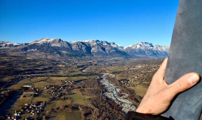 En vol dans la nacelle vue sur la vallée du Champsaur